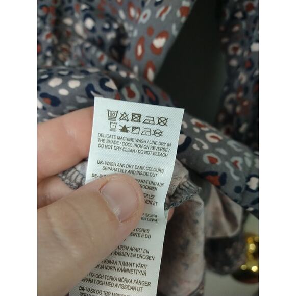 Boden Woman 8P Blouse Leopard Gray V Button Front Long Sleeve - Picture 10 of 11